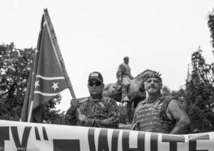 Resim 8: charlottesville - Bilişimin açık kaderi* Charlottesville’deki Sağda Birlik Buluşması’nda “‘Çeşitlilik’ = Beyaz Soykırım” pankartı (2017) Fotoğraf: Rodney Dunning / Flickr