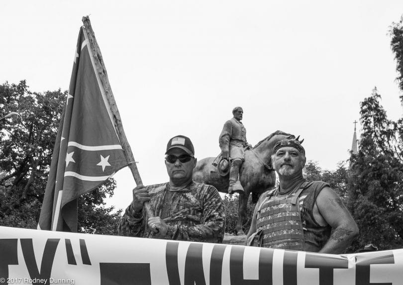 Charlottesville’deki Sağda Birlik Buluşması’nda “‘Çeşitlilik’ = Beyaz Soykırım” pankartı (2017) Fotoğraf: Rodney Dunning / Flickr